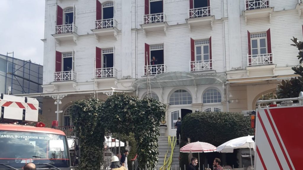 Büyükada’da tarihi otel alevlere teslim oldu