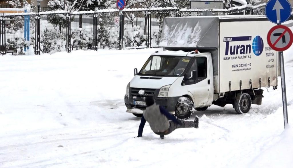 Buzlu yollarda düşe kalka…O anlar kameraya yansıdı