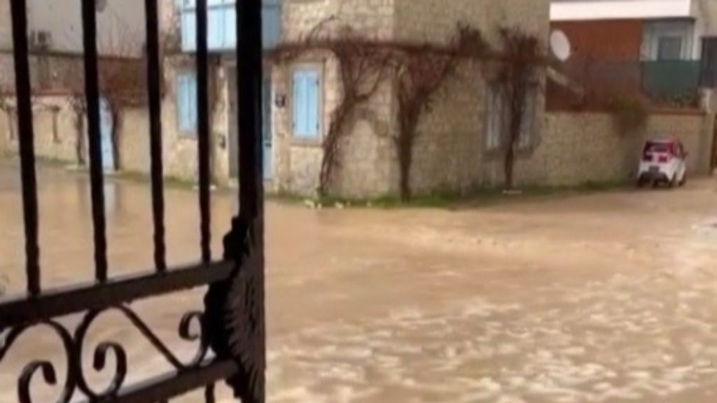 Çeşme’de yağmur ve dolu hayatı olumsuz etkiledi