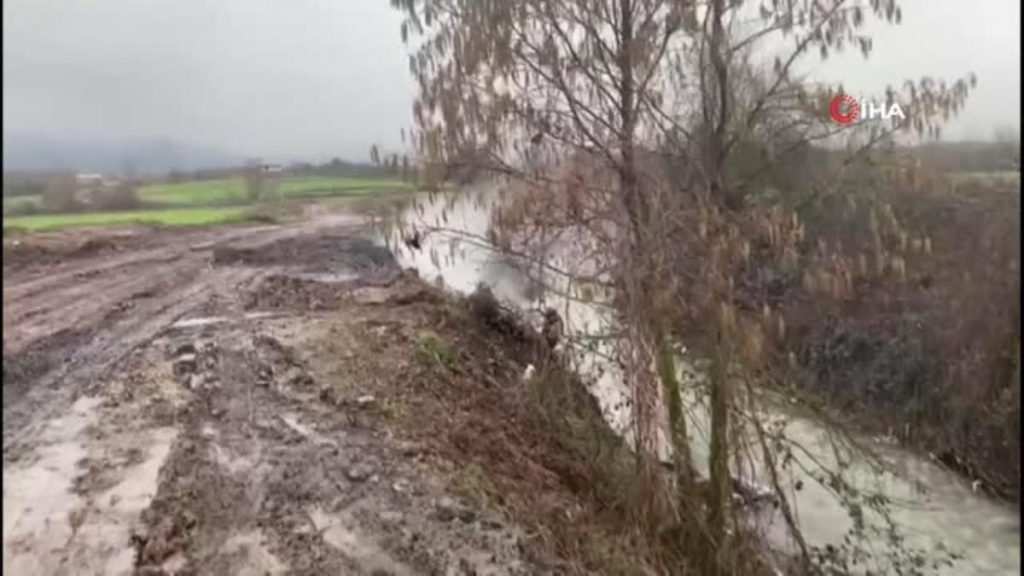 Çuval çuval atığı dereye attılar