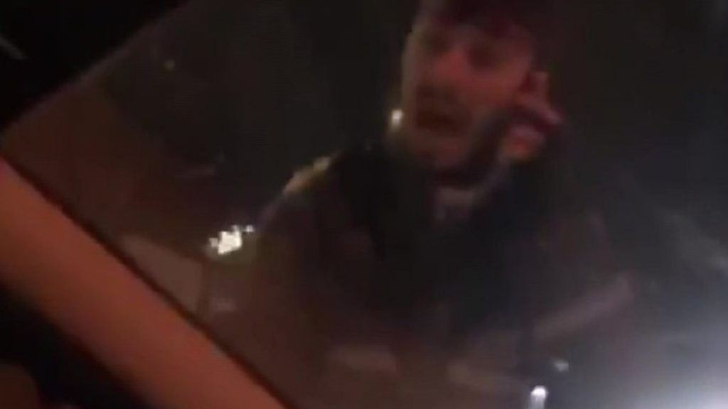 Denizli’de motokurye, taksici yumruklayıp aracına demir sopayla saldırdı