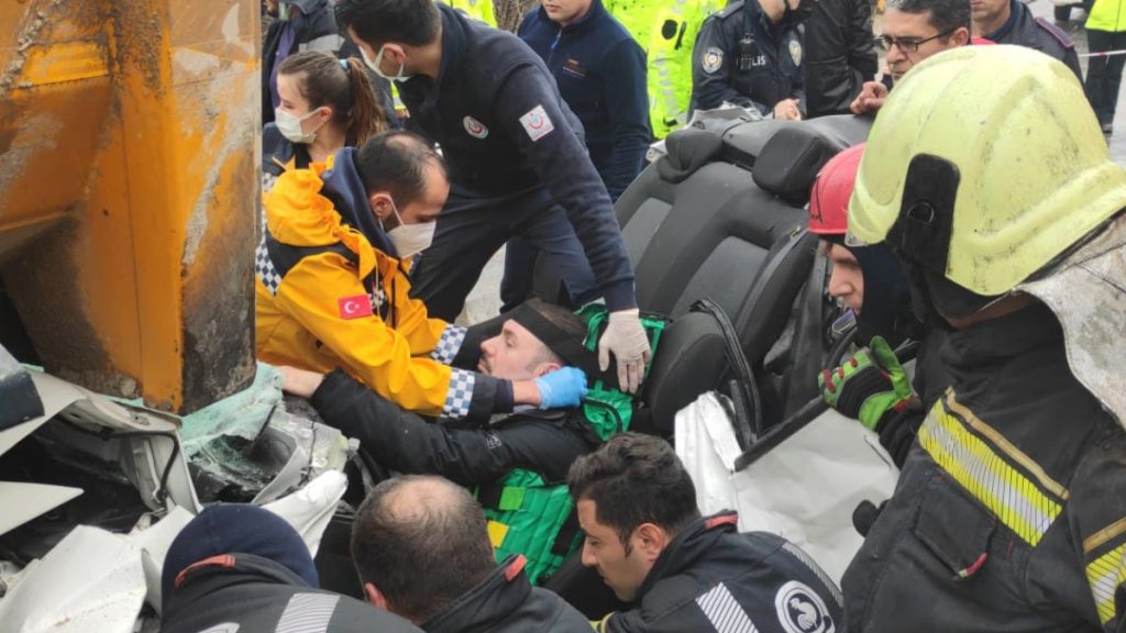 Denizli’de tırların arasında kalıp öldüğü sanılan sürücü sağ çıkarıldı