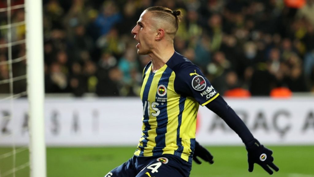 Dimitris Pelkas, sonradan girip golünü atıyor