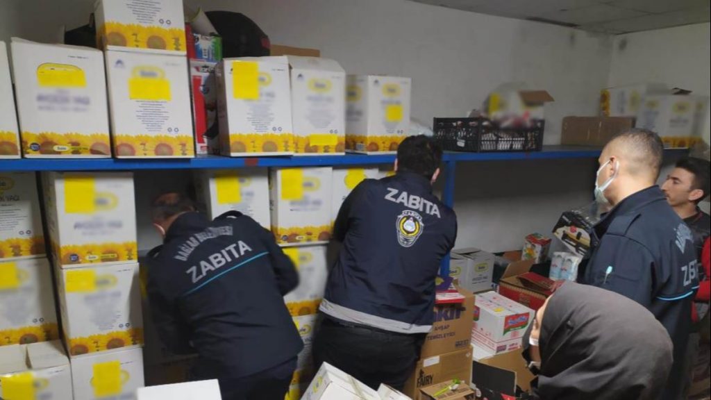 Diyarbakır’da yağ stoklayan marketlere belediyeden gece baskını