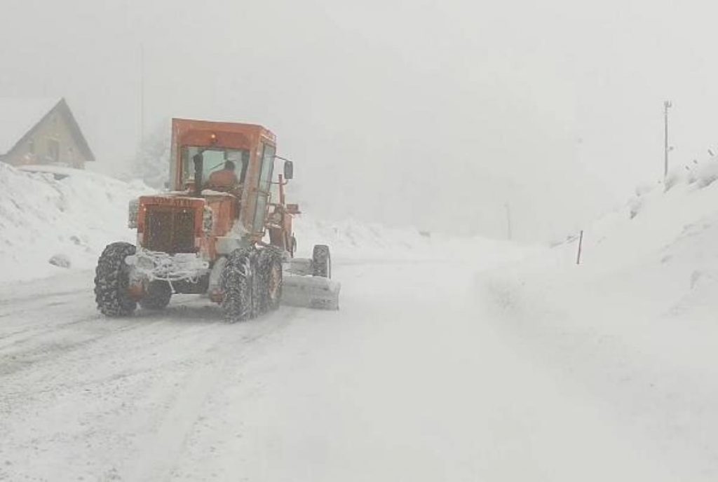 Domaniç’te kar yağışı ulaşımı olumsuz etkiledi