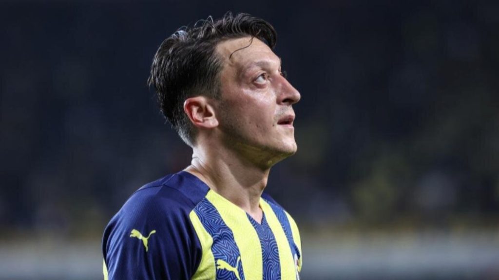 Dünya Mesut Özil’i konuşuyor