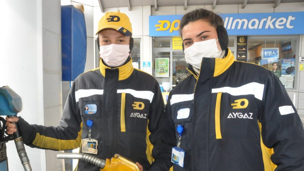 Edirne’de 2 genç kız akaryakıt istasyonunda çalışıyor