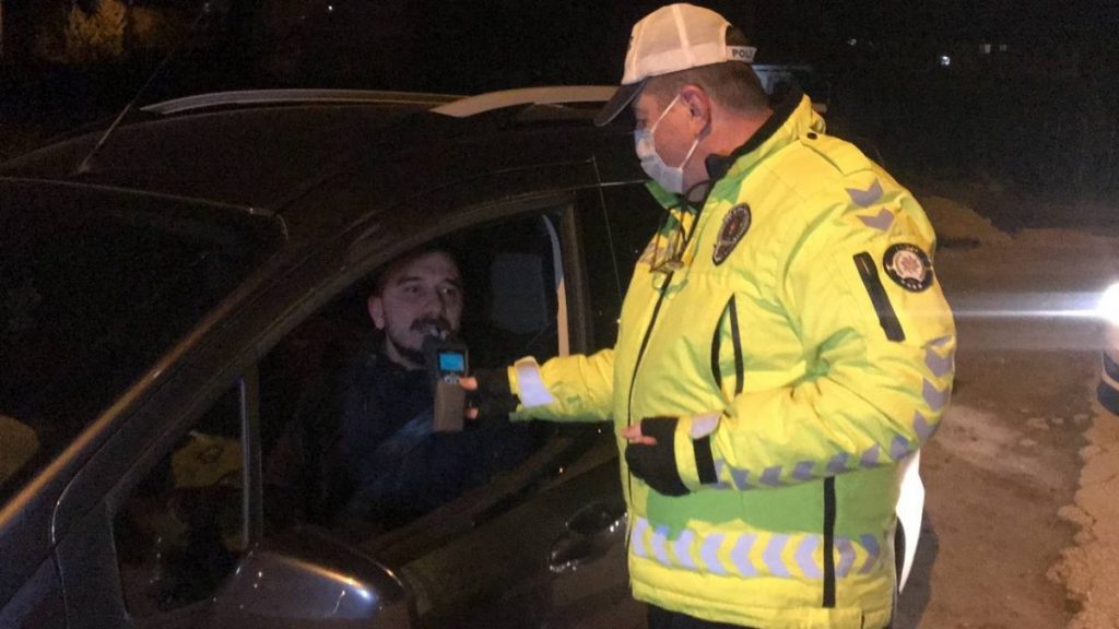 Edirne’de kendi alkolmetre aparatıyla gezen sürücü