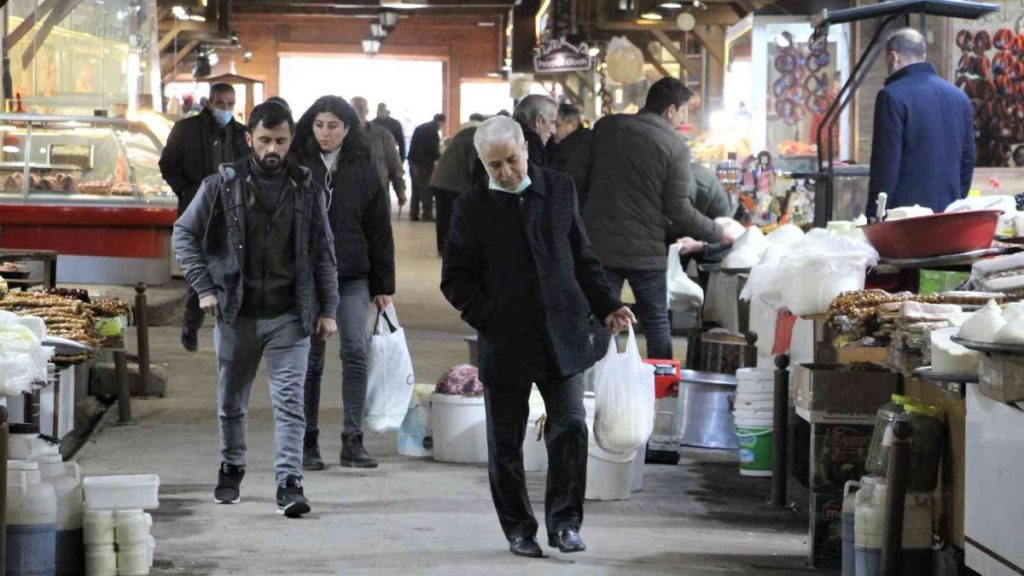 Elazığ’da çarşı pazarda Ramazan telaşı başladı