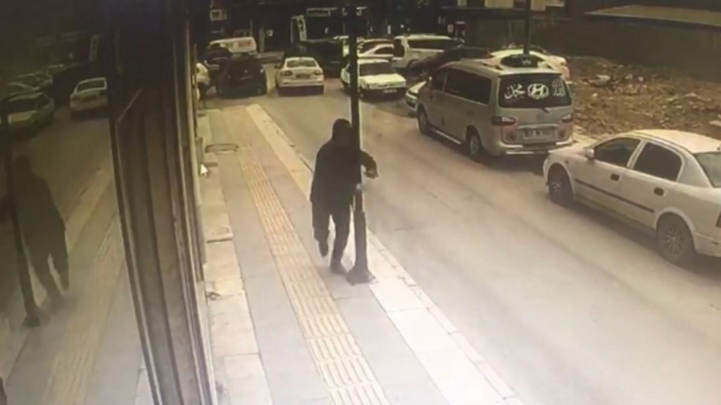 Elazığ’da direğe kafa atan adam kısa süreliğine şok yaşadı