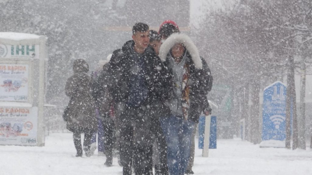 Erzurum’da kar yağışı aralıklarla devam ediyor