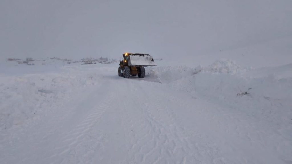 Erzurum’da kara kış devam ediyor: 325 mahalleye ulaşım sağlanamıyor
