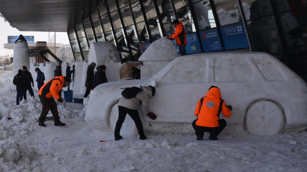 Erzurum’da, TOGG ve milli muharip uçağın kardan heykelini yaptılar