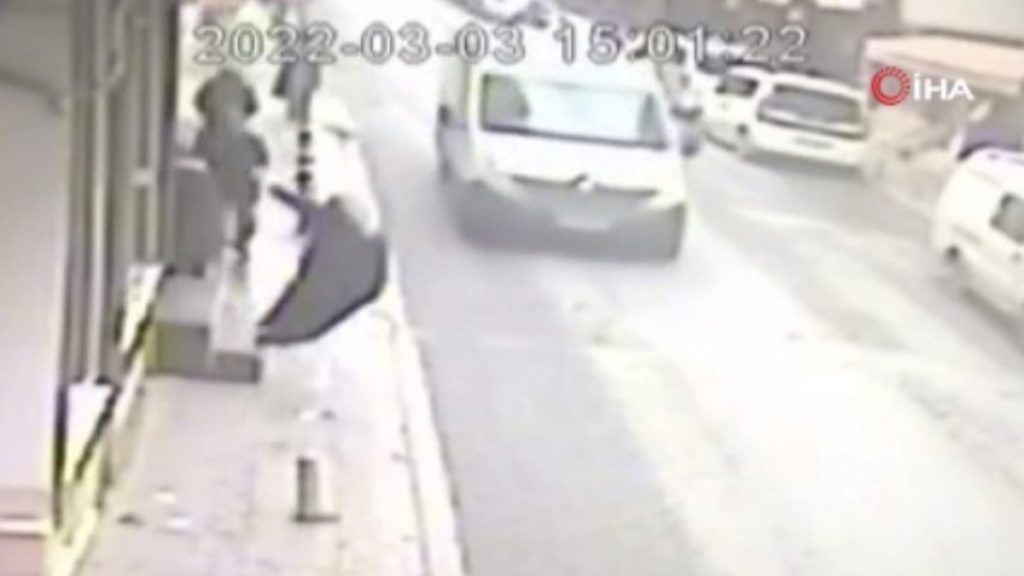 Esenler’de bir kadın, merdivende dengesini kaybedip yola düştü