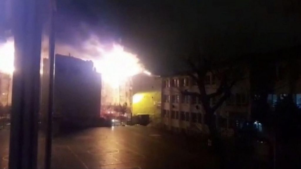 Esenler’de çatı katında çıkan yangın: 3 bina hasar gördü