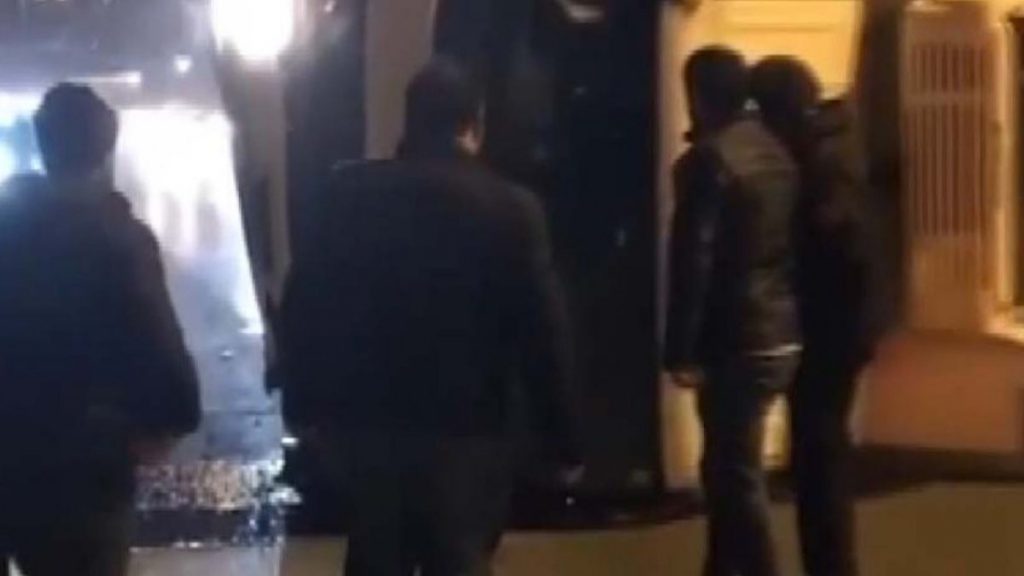 Esenler’de devrilen kamyondaki şahısları, kurtarmak için seferber oldular