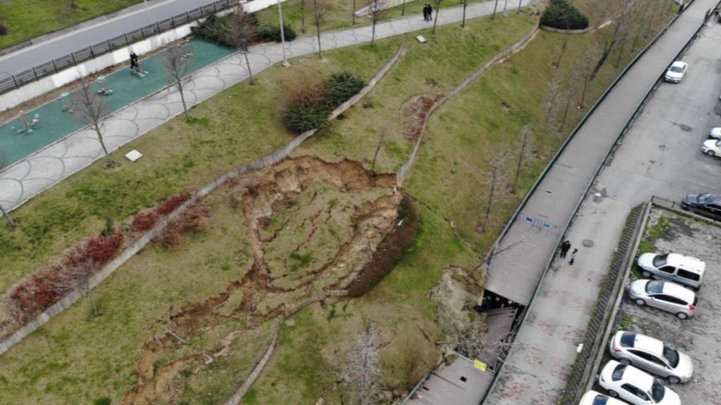 Esenler’de facia: İBB’ye ait parkta toprak kaydı