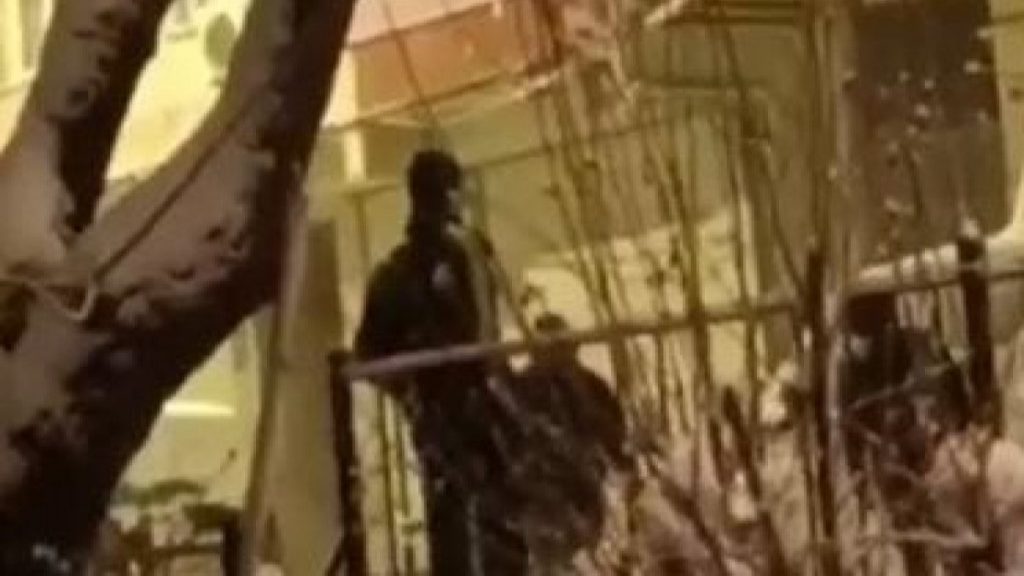 Esenler’de gençlerin attığı kar topu cama gelince kavga çıktı