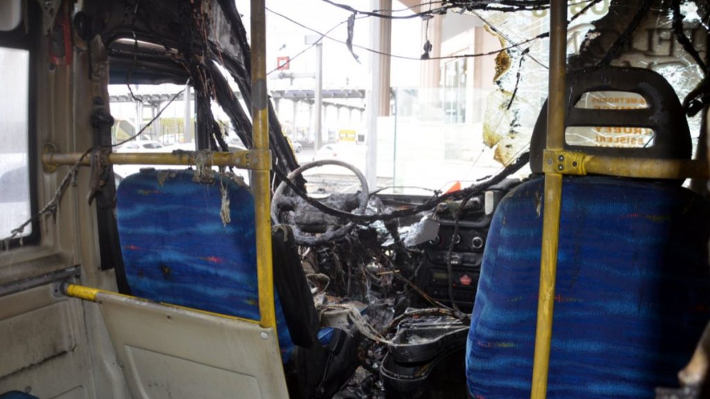 Esenyurt’ta akaryakıt istasyonuna park edilen minibüs yandı