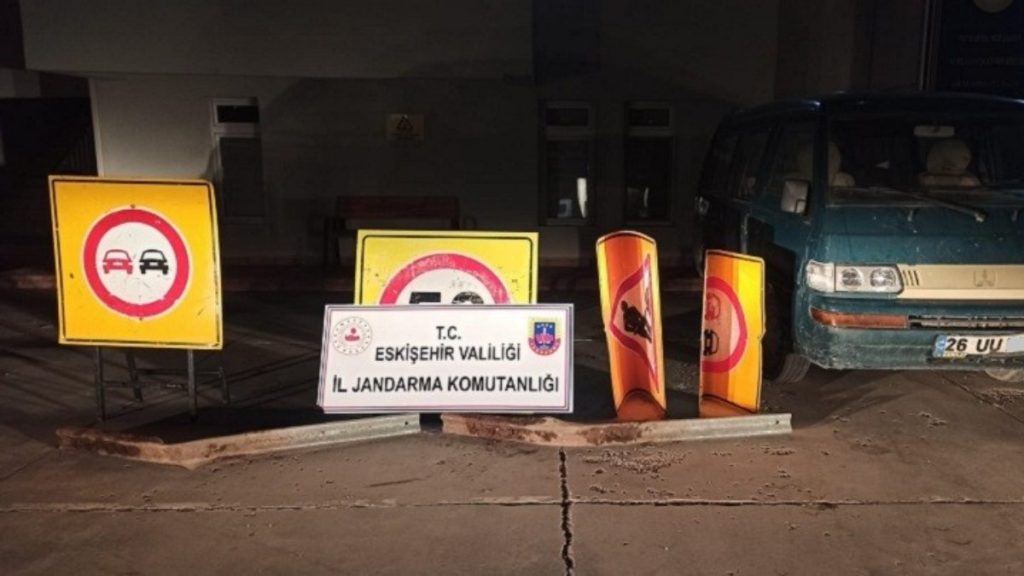 Eskişehir’de, trafik levhalarını çalarken suçüstü yakalandı