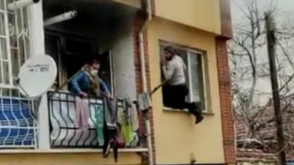 Eskişehir’de yangında mahsur kalan çifti kurtarmak için seferber oldular