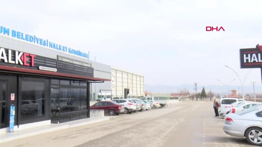 ET KOMBİNASINDAN SOKAK HAYVANLARI DA BESLENİYOR