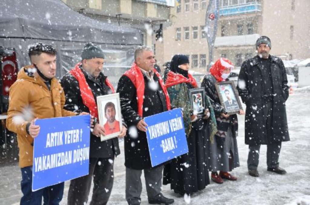 Evlat nöbetindeki baba: Sen gelene kadar annen ile burada bekleyeceğiz