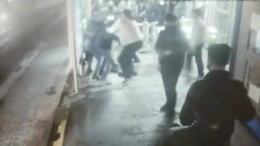 Eyüpsultan’da, metrobüs durağında güvenlik görevlisine bıçaklı saldırı