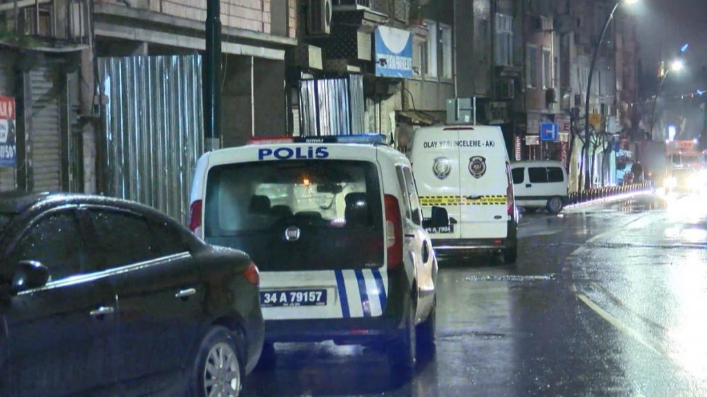 Eyüpsultan’da sokakta silahlı saldırı: Yolda yürüyenleri de yaraladılar