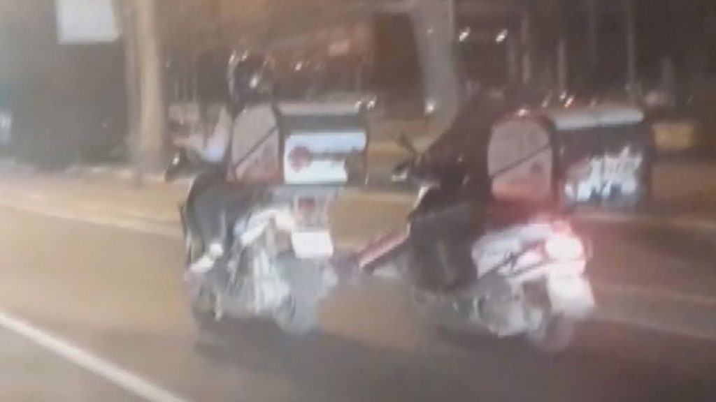 Fatih’te bozulan motosiklete bez bağlayıp çeken sürücü kamerada