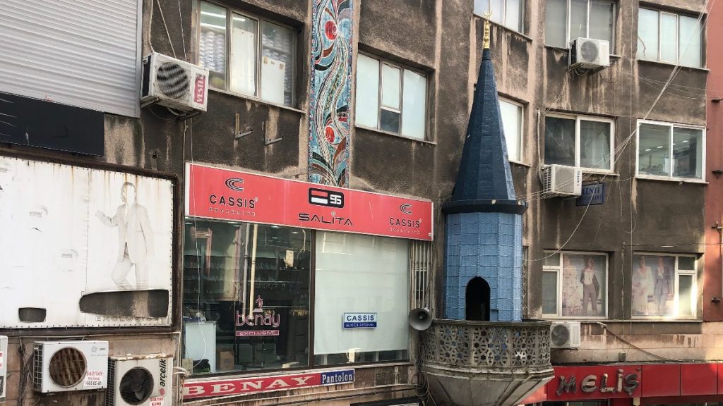 Fatih’te iş hanına bitişik minareyi görenler tepki gösterdi