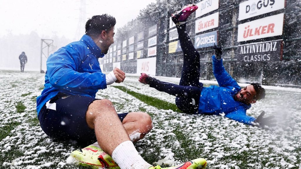 Fenerbahçe, kar yağışı altında çalıştı