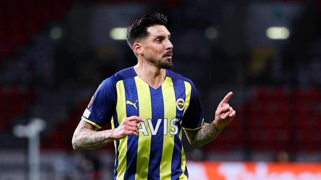 Fenerbahçe’de Jose Sosa kendisini bitirdi