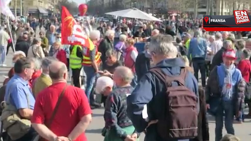 Fransa’da zam isteyen emekliler sokağa indi