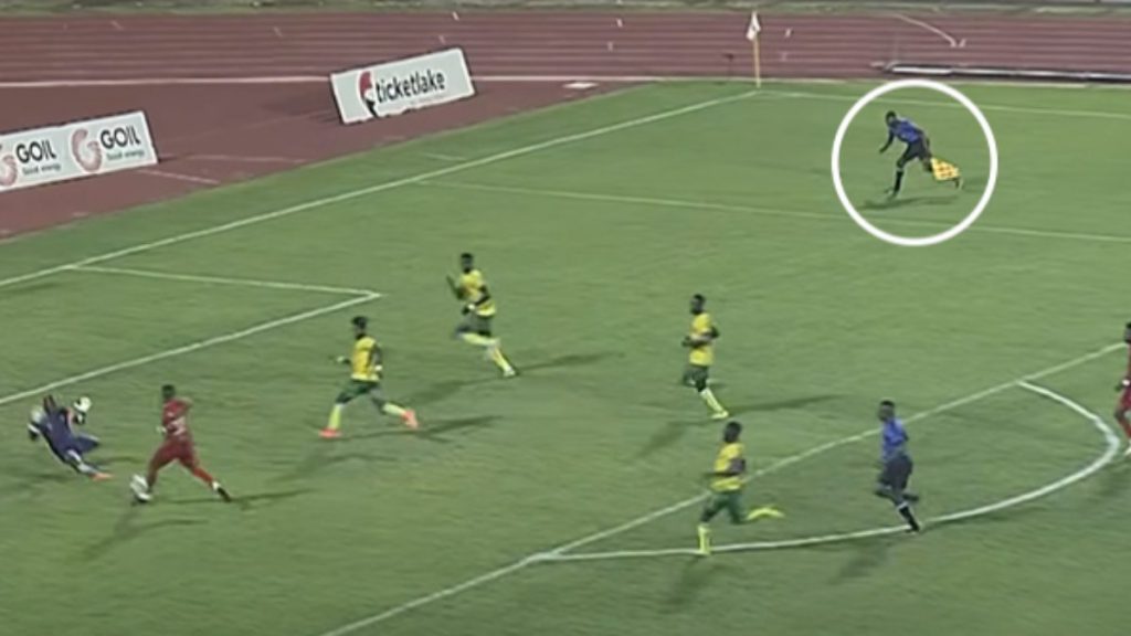 Gana Ligi’nde yardımcı hakem sahaya daldı