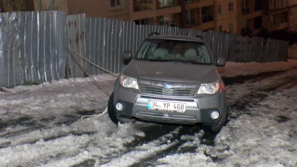 Gaziosmanpaşa’da mahsur kalan araç halatla demire bağlandı