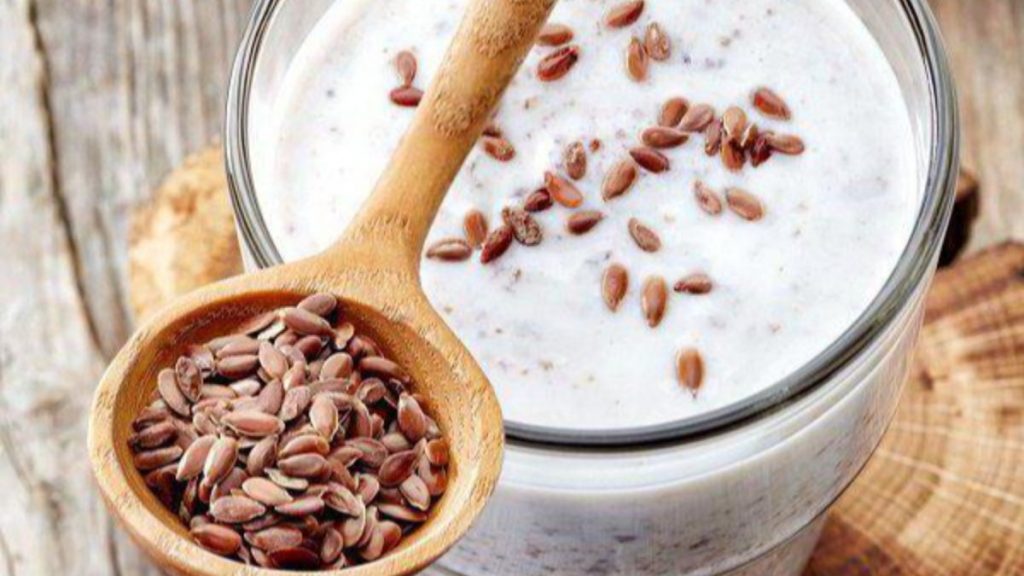 Göbeğiniz dümdüz olacak! Keten tohumu yoğurt kürünün 7 günde etkisi…