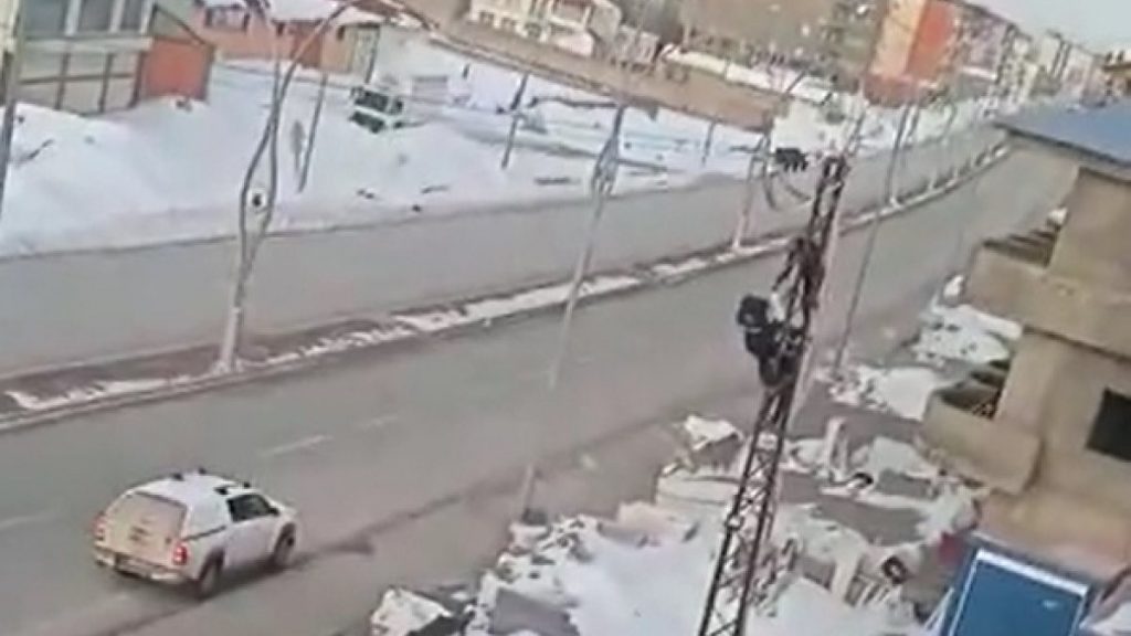 Hakkari’de arıza için çıktığı direkte akıma kapıldı