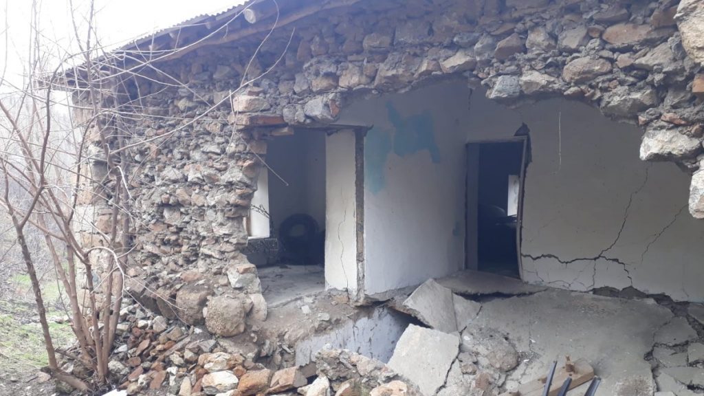 Hakkari’de şiddetli fırtına evlerin çatısını uçurdu