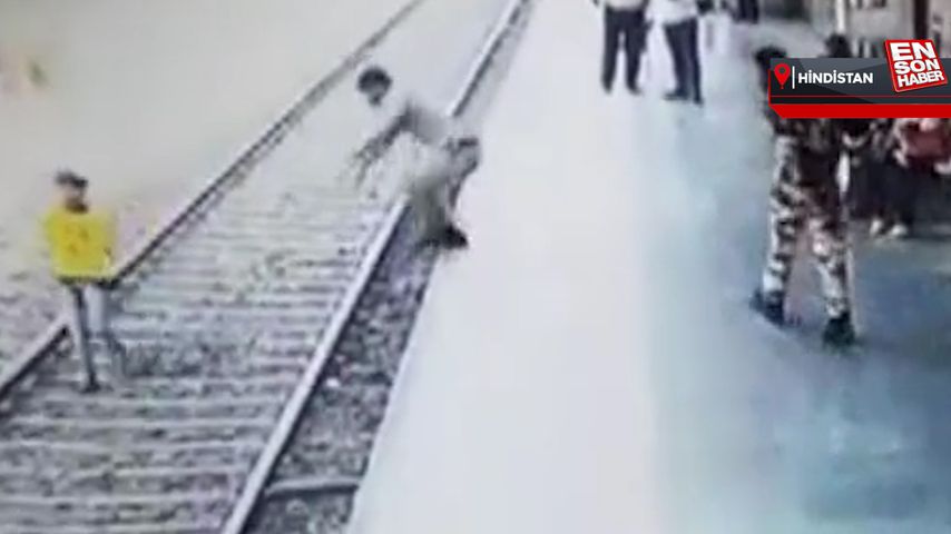 Hindistan’da raylara atlayan genç, son anda kurtarıldı