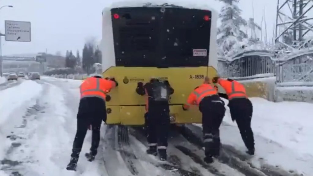 İETT araçları, kar nedeniyle yollarda kalıyor
