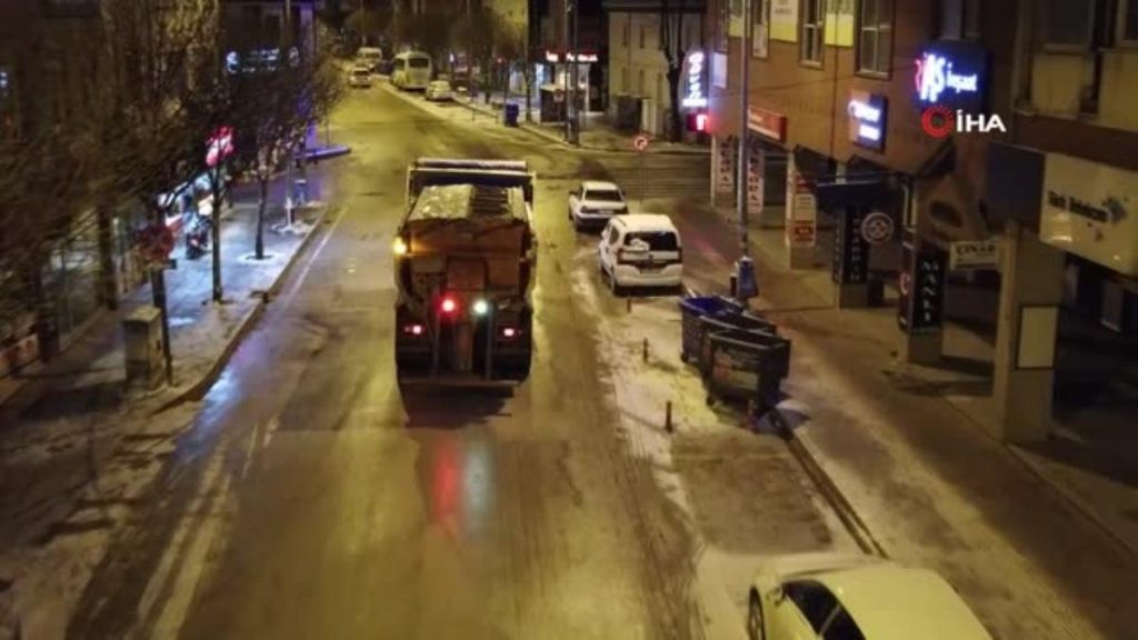 İnegöl Belediyesi’nin kar mesaisi