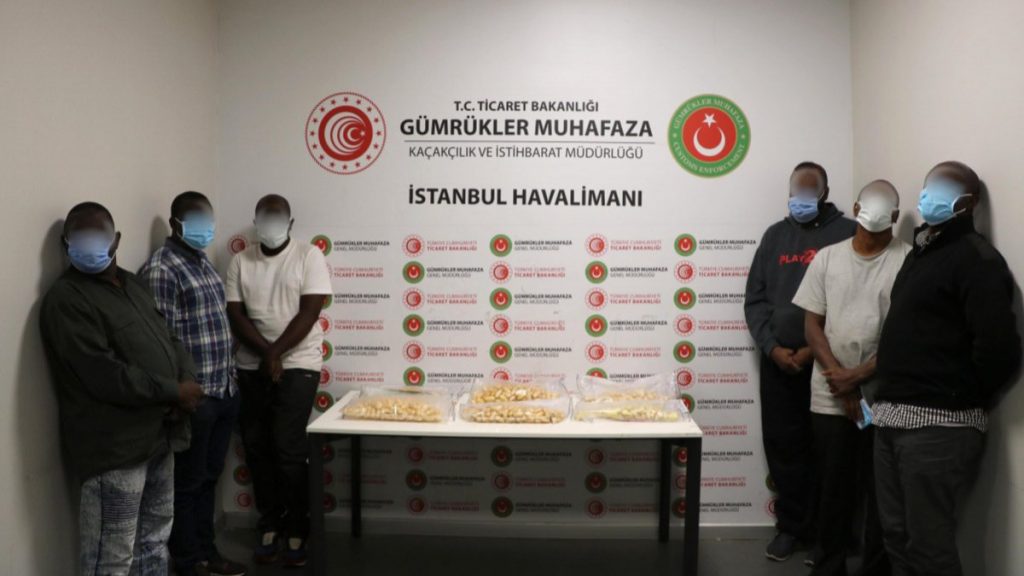 İstanbul Havalimanı’nda 7 yolcunun midesinden 11 kilo kokain çıktı