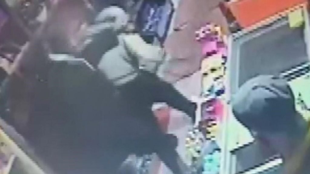 İstanbul’da genç kıza laf atan şahıs tabanca kabzasıyla darbedildi