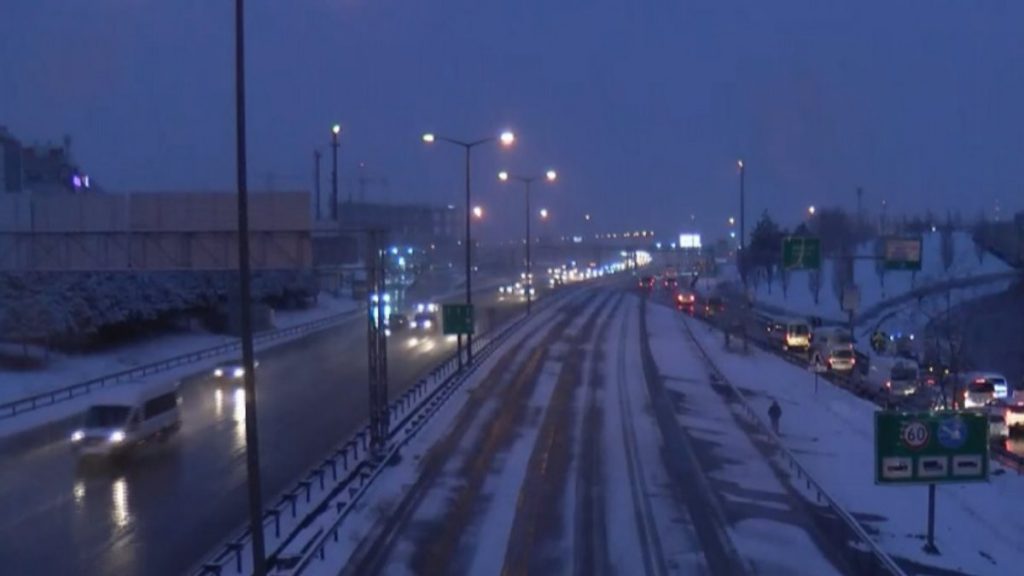 İstanbul’da kar yağışı: Yollar boş kaldı