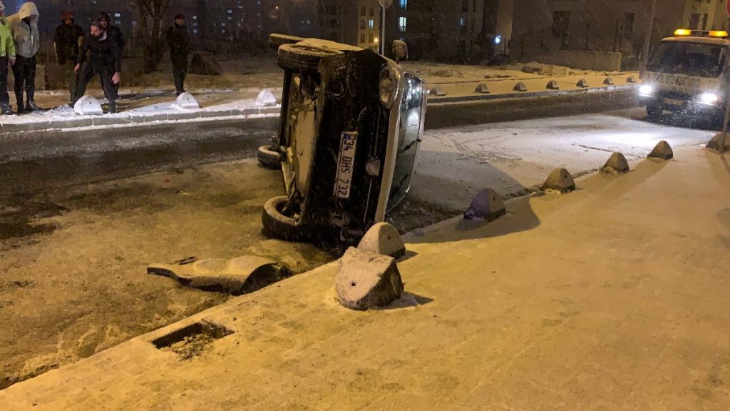 İstanbul’da karda kayan araç takla attı: 2 yaralı