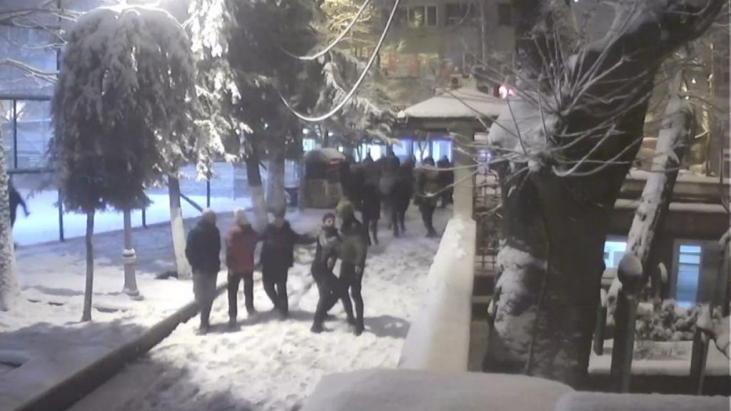 İstanbul’da kartopu eğlencesi kavgaya dönüştü: 6 yaralı