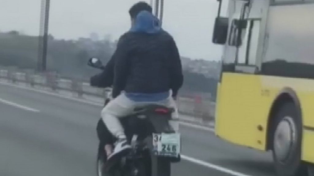 İstanbul’da motosikletli köprü ücreti ödememek için plakasına maske taktı