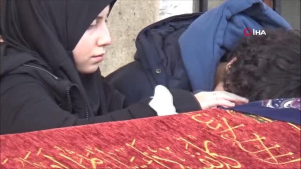 İstanbul’da otelin 7. katından düşerek ölen kadın gözyaşlarıyla toprağa verildi