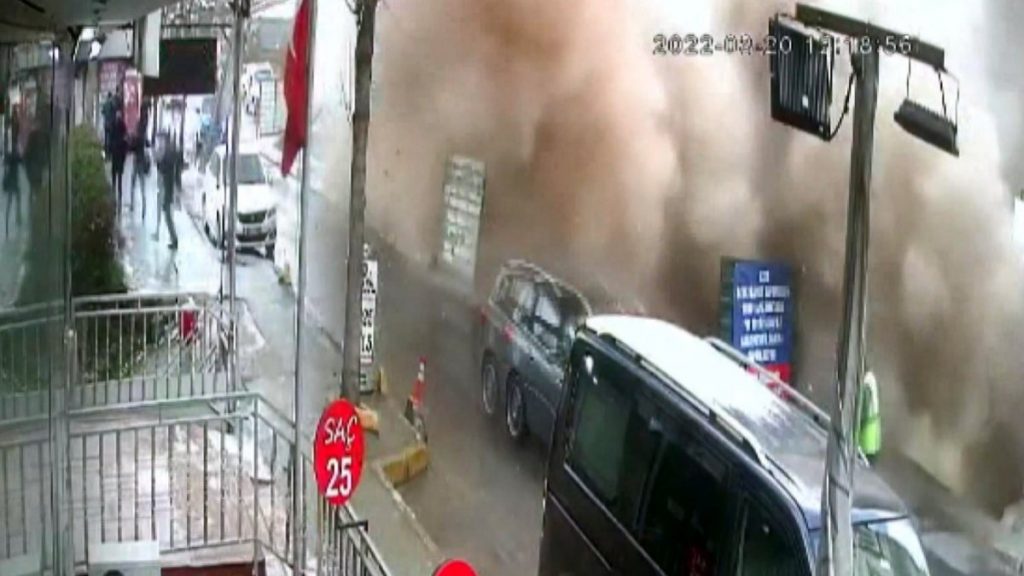 İstanbul’da yıkım sırasında çöken binanın altından son anda kaçtılar